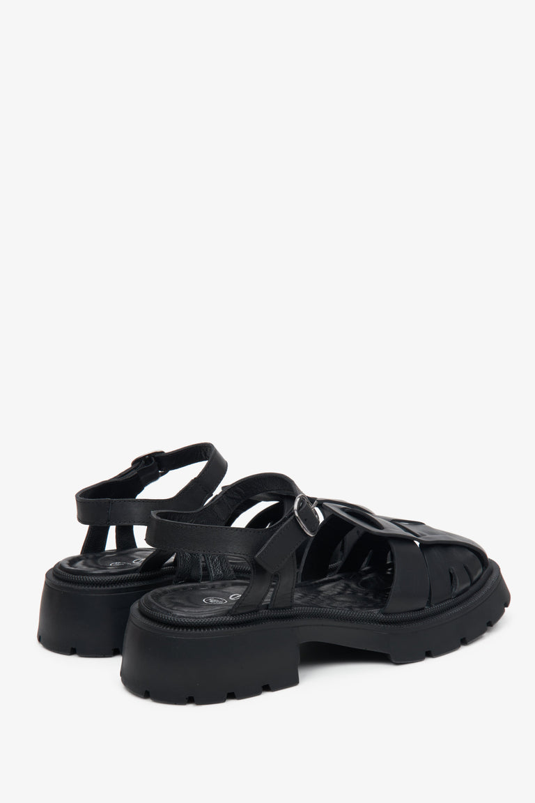 Czarne sandały damskie z włoskiej skóry naturalnej na masywnej platformie - zbliżenie na tył i linię boczną butów.