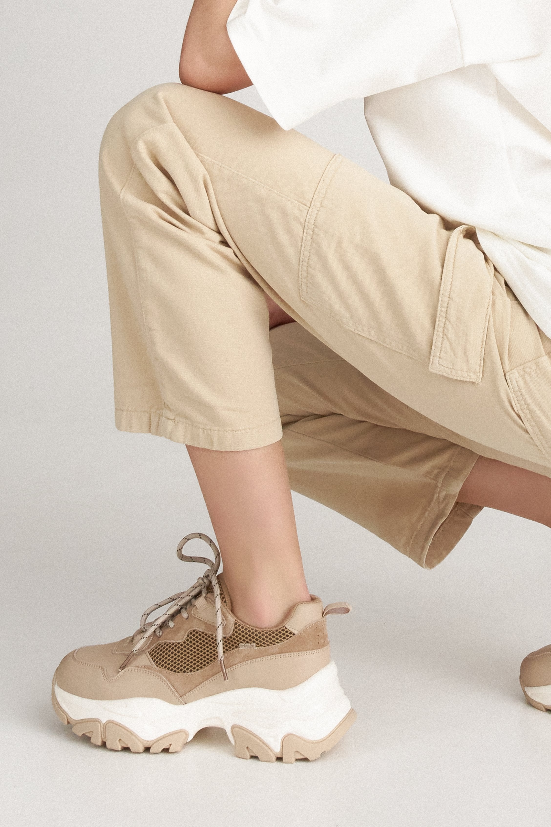 Sneakersy damskie ES 8 ze skóry naturalnej, brązowo-beżowe - prezentacja obuwia na modelce.