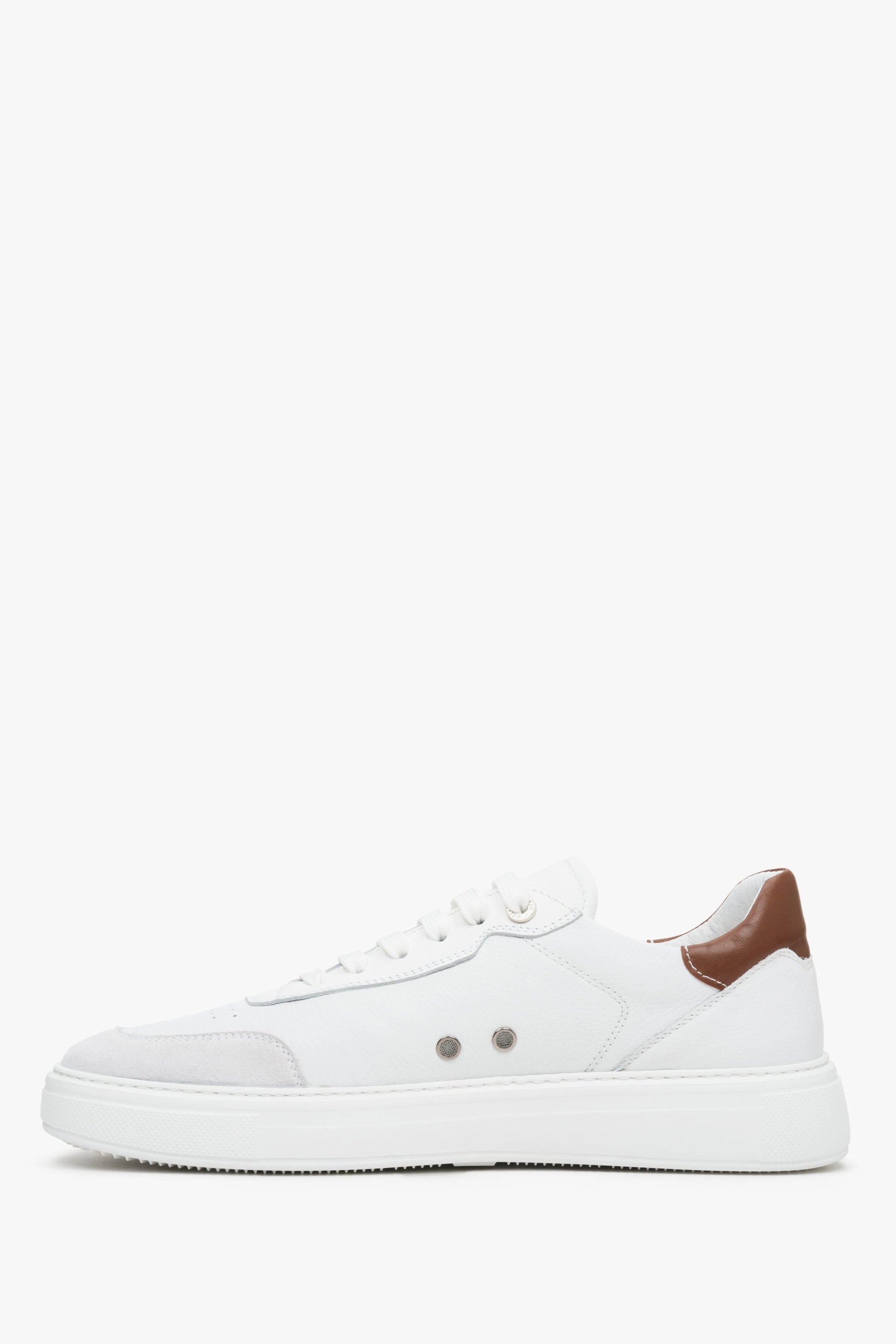 Sneakersy męskie białe ze skóry naturalnej Estro na wiosnę i jesień - profil butów.