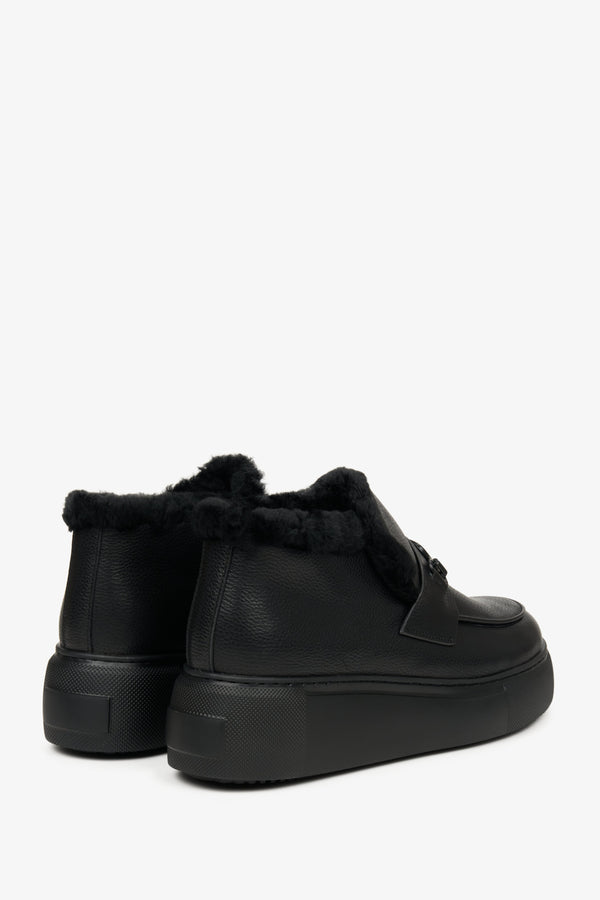 Zimowe botki damskie w kolorze czarnym  z futrzanym wypełnieniem - zbliżenie na tył butów marki Estro.