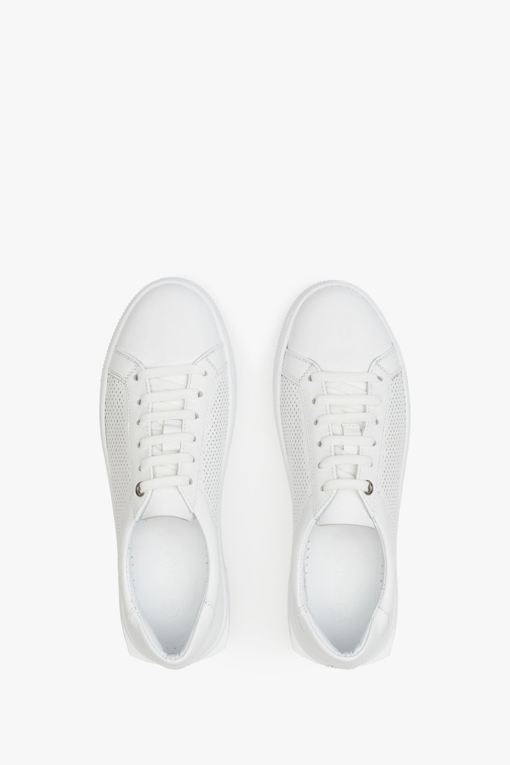 Perforowane białe sneakersy damskie ze skóry naturalnej Estro - prezentacja obuwia z góry.