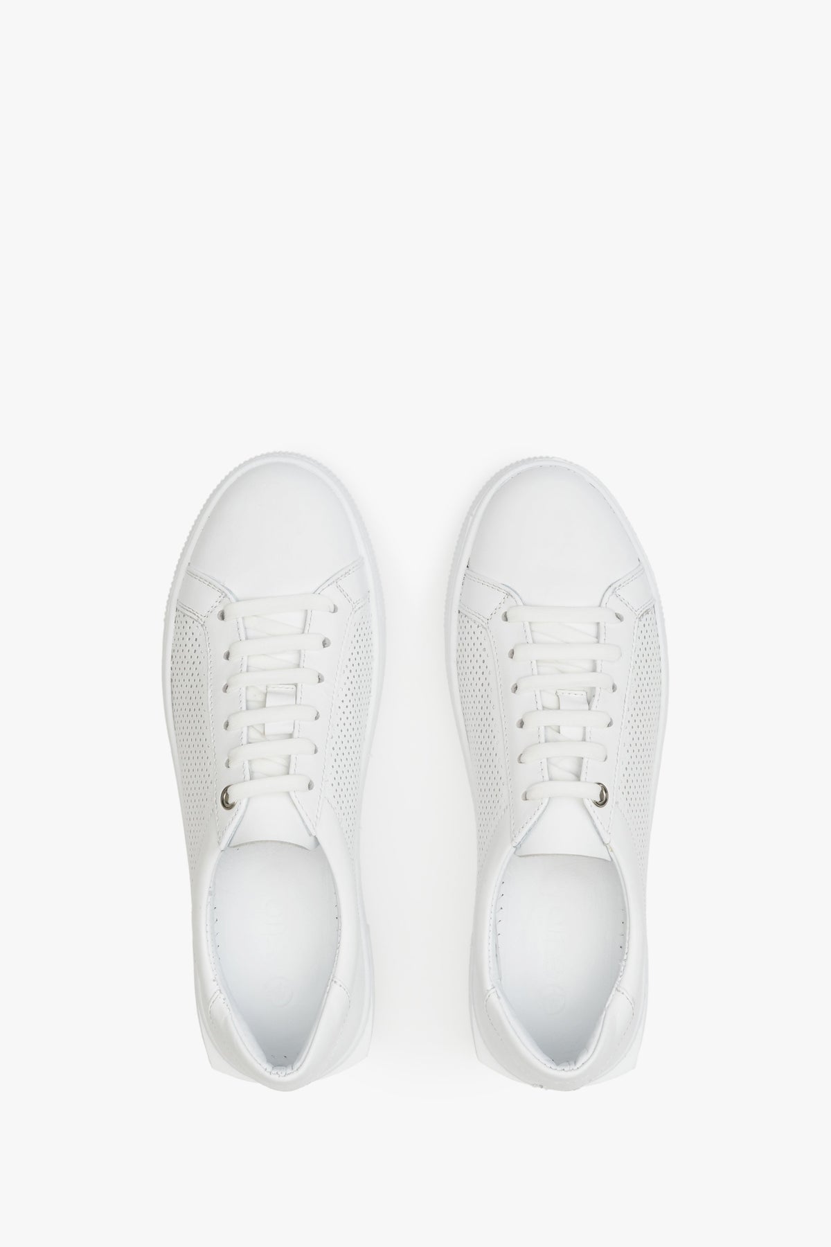 Perforowane białe sneakersy damskie ze skóry naturalnej Estro - prezentacja obuwia z góry.