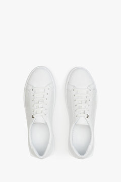Perforowane białe sneakersy damskie ze skóry naturalnej Estro - prezentacja obuwia z góry.