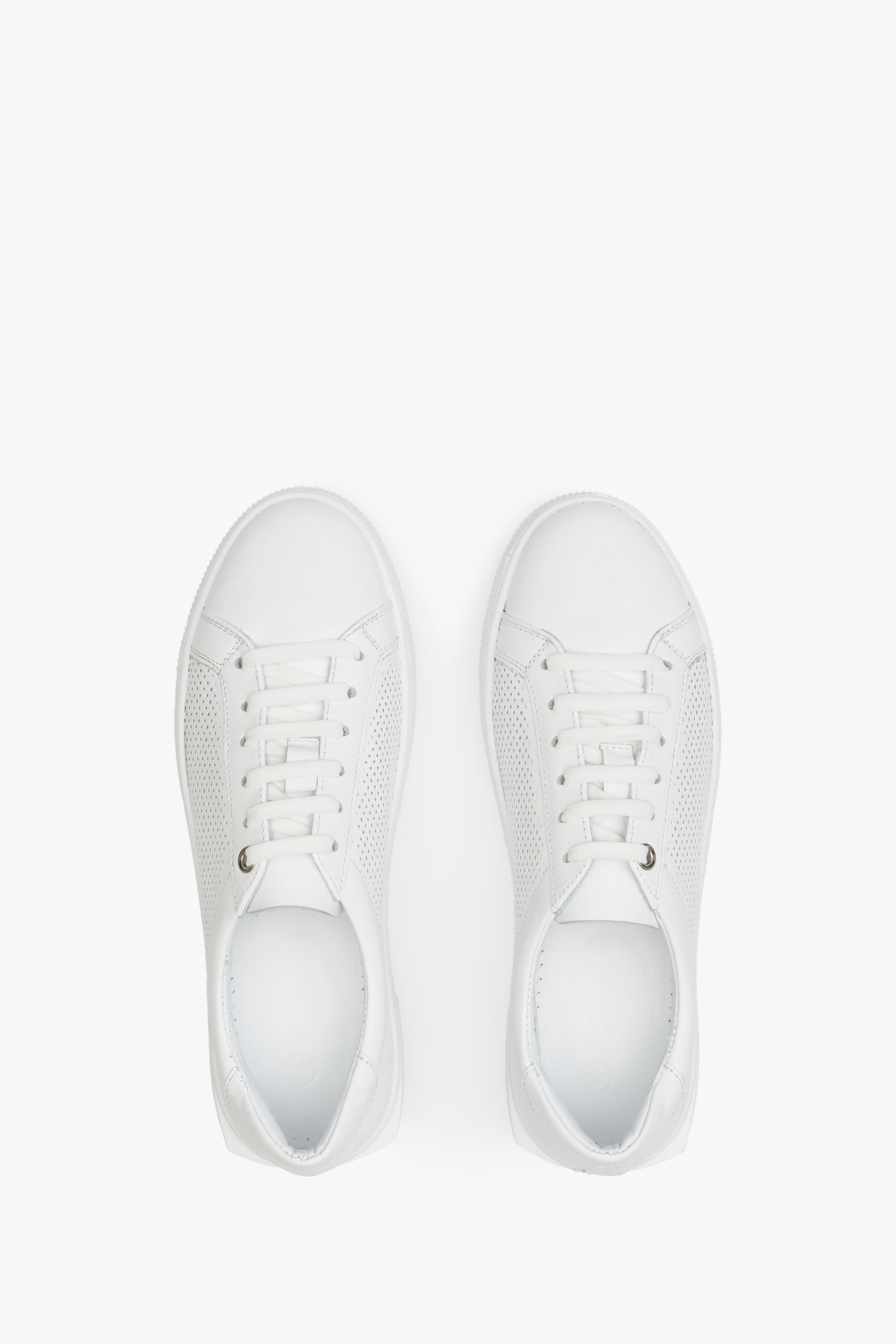 Perforowane białe sneakersy damskie ze skóry naturalnej Estro - prezentacja obuwia z góry.