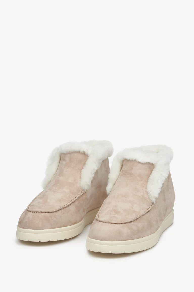 Damskie mokasyny zimowe w kolorze beżowym z weluru i skóry naturalnej Estro - przednia część buta.