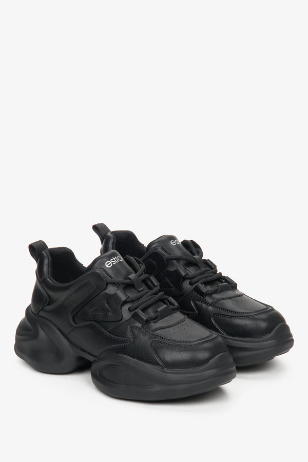 Czarne sneakersy damskie Estro ze skóry naturalnej  na grubej platformie ze sznurowaniem na wiosnę i jesień - prezentacja czubka i profilu butów.