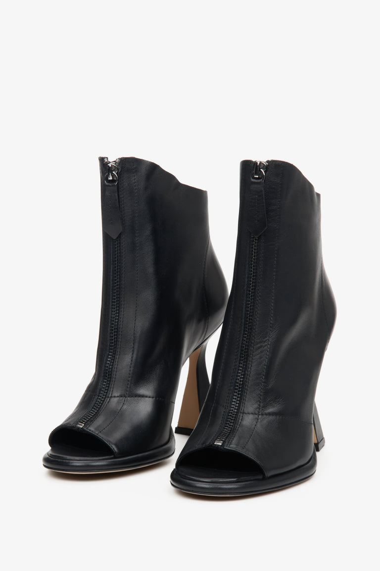 Czarne, skórzane botki damskie Estro z odkrytymi palcami - zbliżenie na czubek butów.
