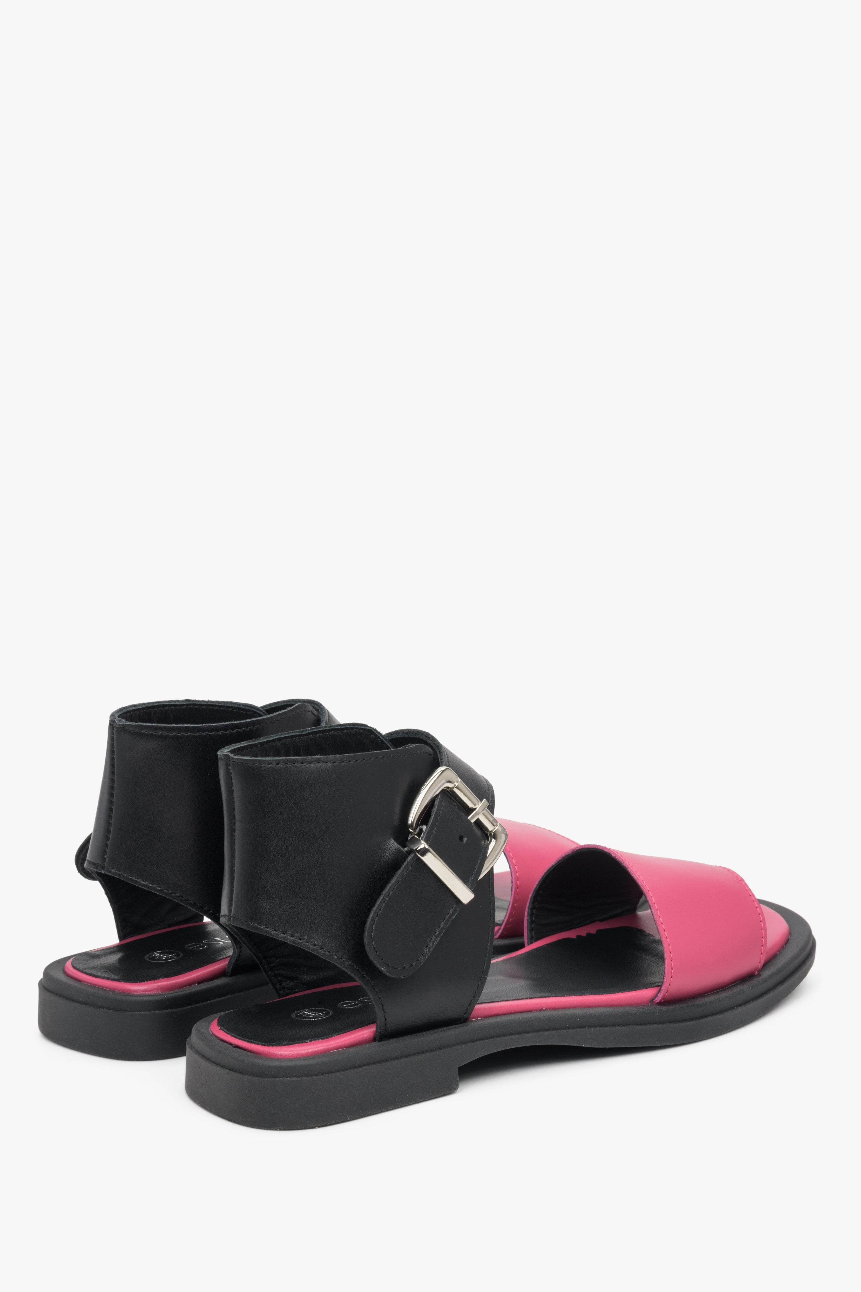 Sandały damskie skórzane w kolorze różowo-czarnym Estro: prezentacja linii zapiętka i boku obuwia.