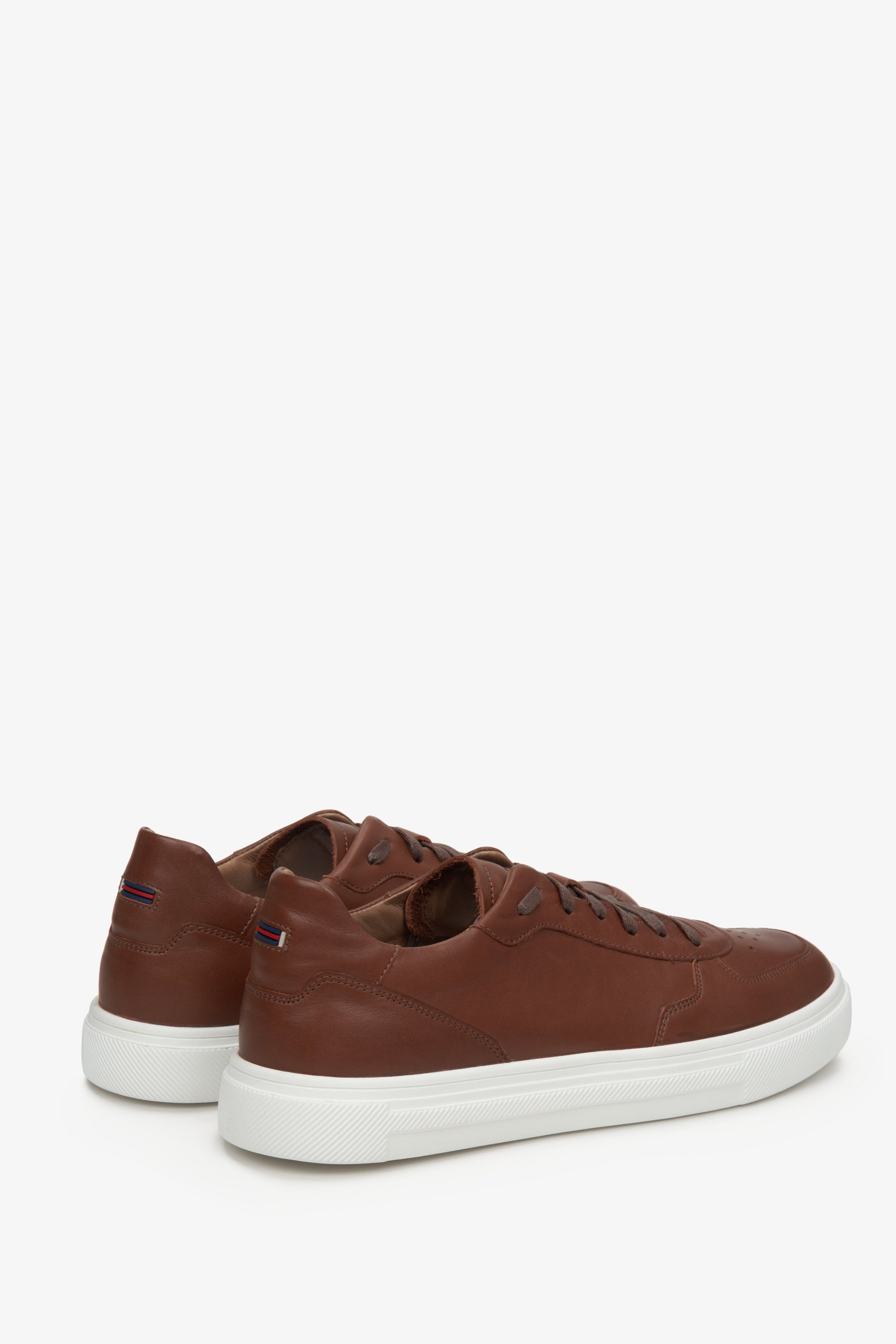 Brązowe sneakersy męskie ze skóry naturalnej Estro - prezentacja przyszwy bocznej i zapiętka buta.