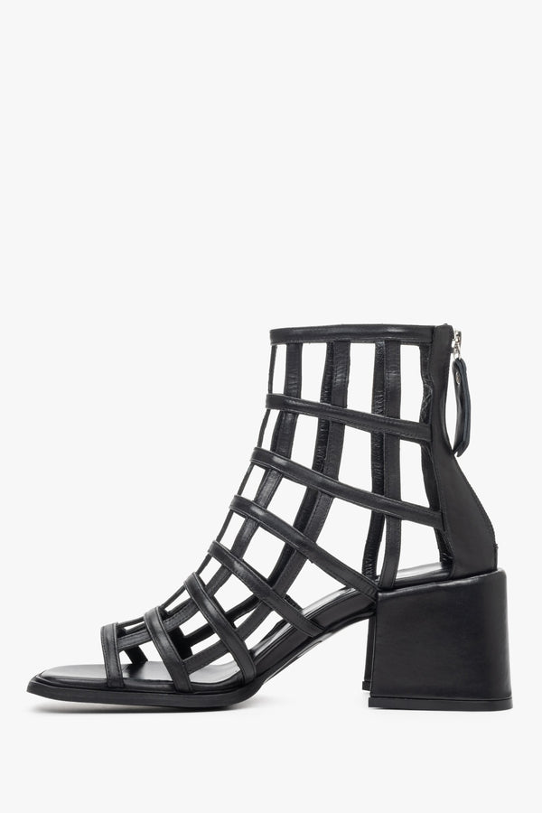 Sandały damskie w kolorze czarnym z pasków marki Estro na lato - prezentacja profilu butów.