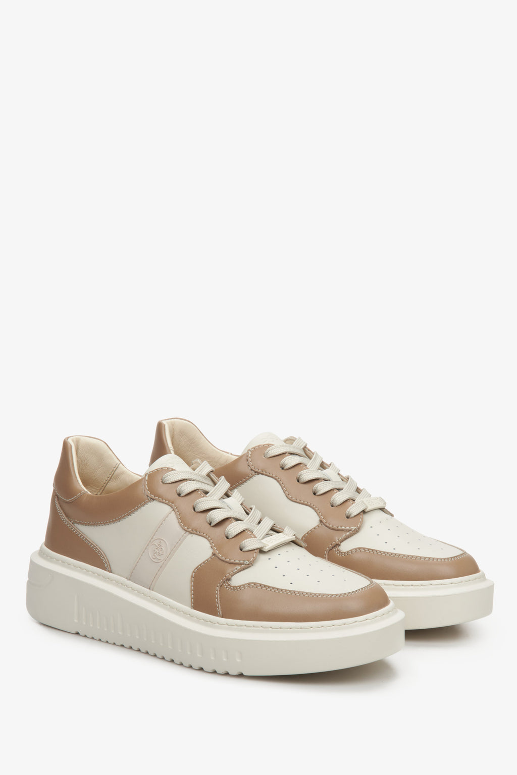 Sneakersy damskie ze skóry naturalnej Estro w kolorze beżowo-brązowym.