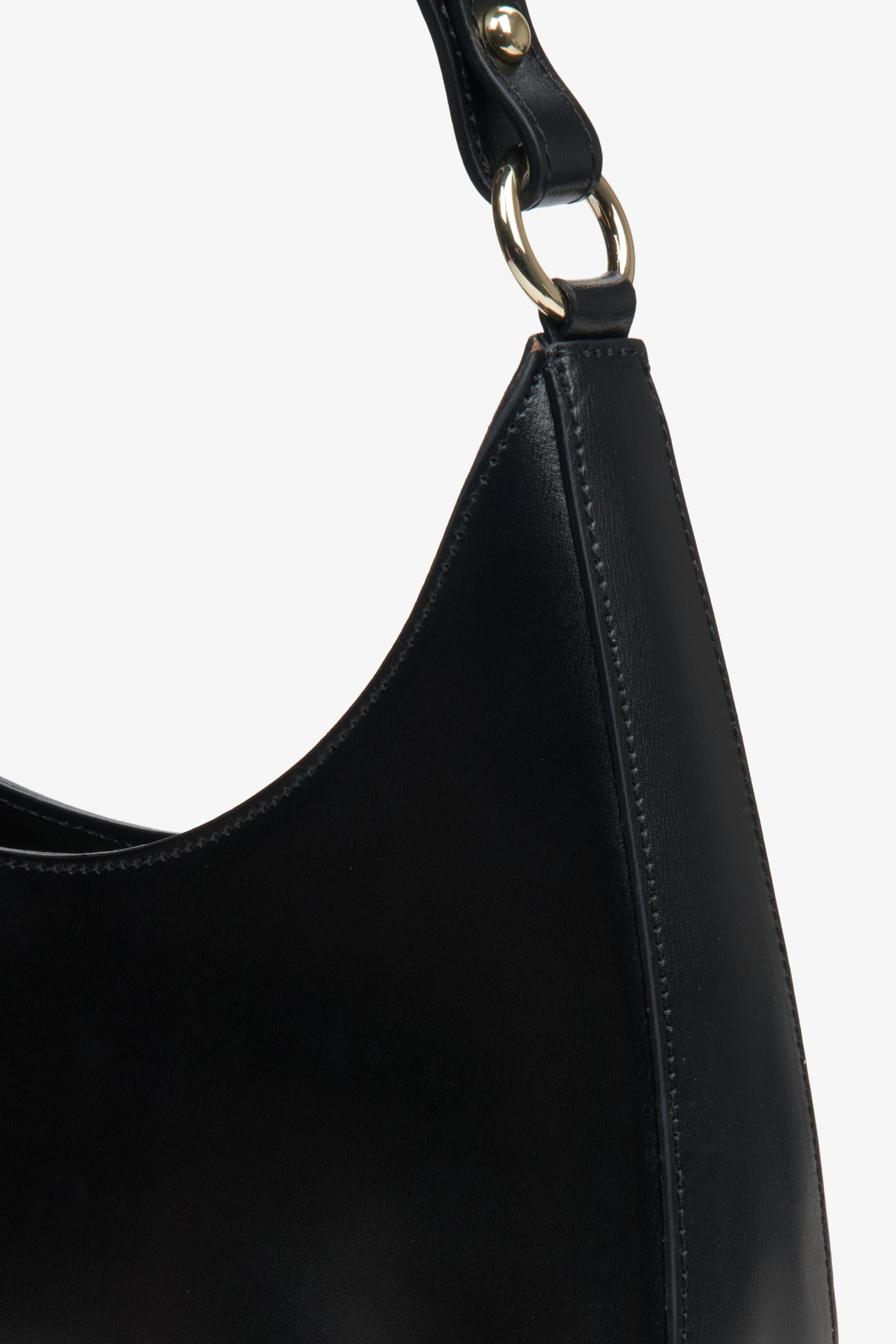 Torebka damska z włoskiej skóry naturalnej typu shoulder bag w kolorze czarnym.