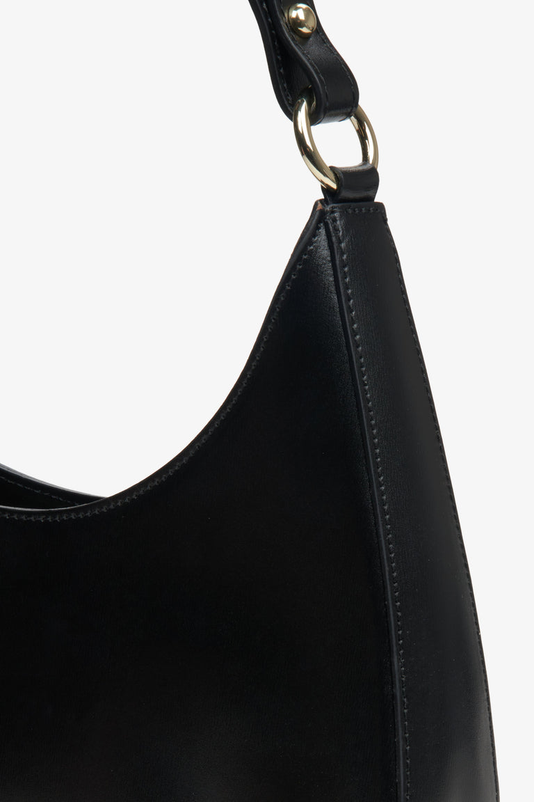 Torebka damska z włoskiej skóry naturalnej typu shoulder bag w kolorze czarnym.
