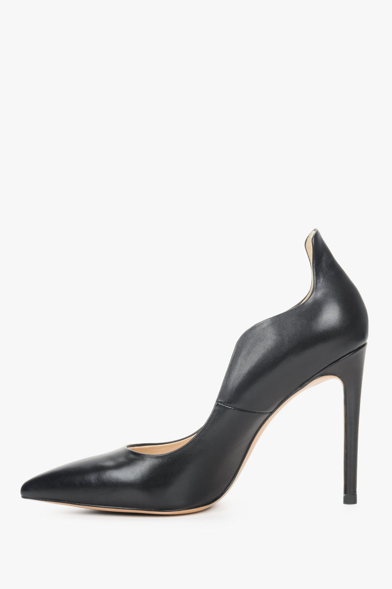 Wysokie szpilki damskie w kolorze czarnym ze skóry naturalnej z falistym brzegiem Estro - profil obuwia.