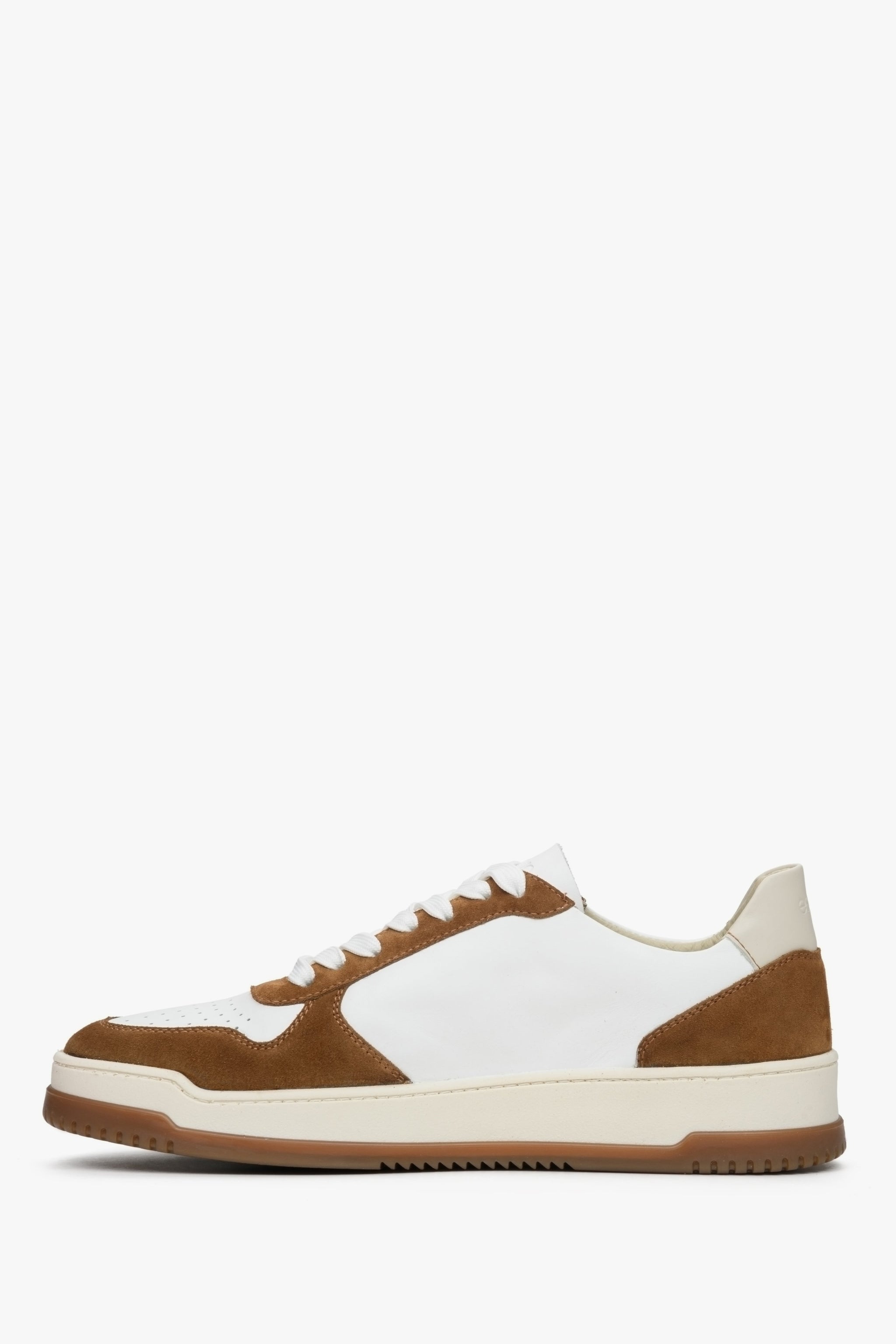 Sneakersy męskie biało-brązowe z zamszu i skóry naturalnej Estro - profil butów wiosennych.