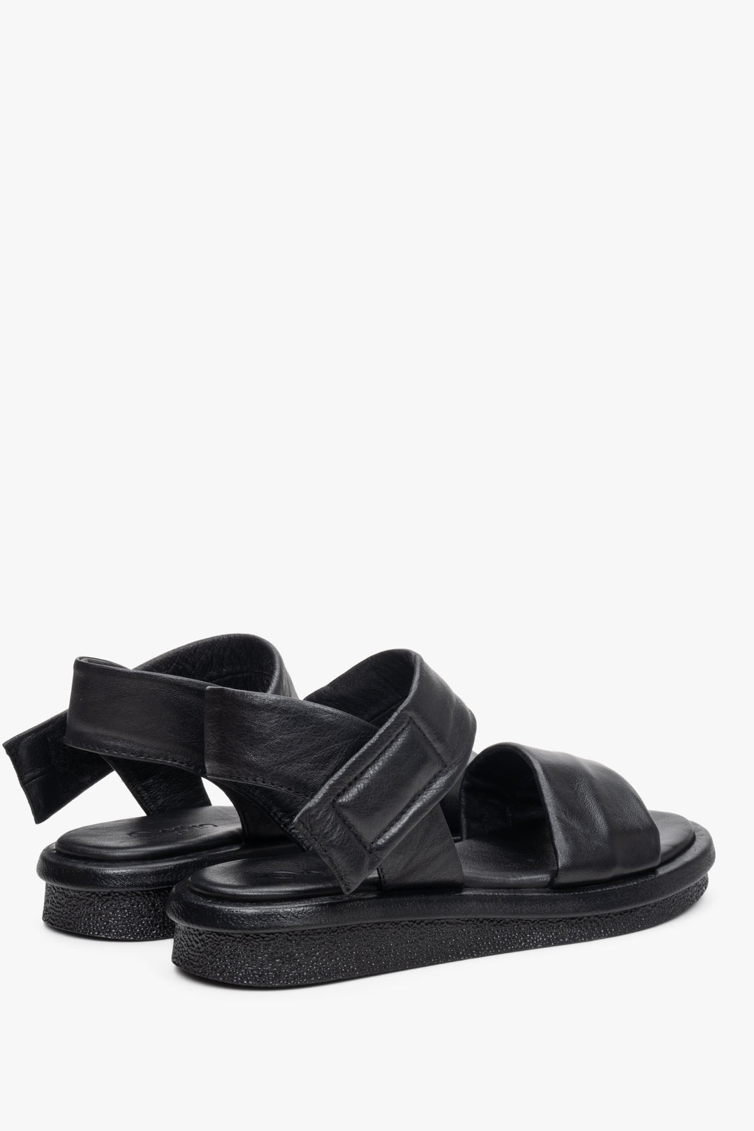 Skórzane, czarne sandały damskie na lato marki Estro - prezentacja tylnej części obuwia.