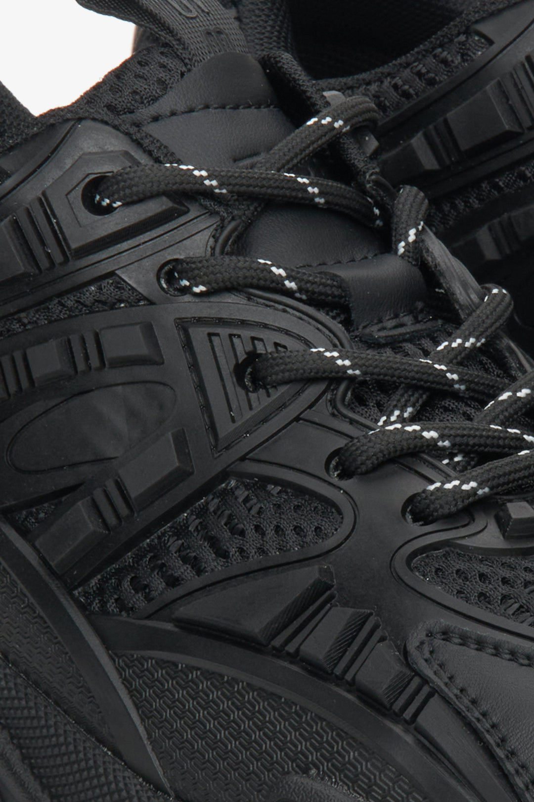 Sneakersy damskie ze skóry naturalnej ze sznurowaniem w kolorze czarnym - zbliżenie na sznurowanie butów.