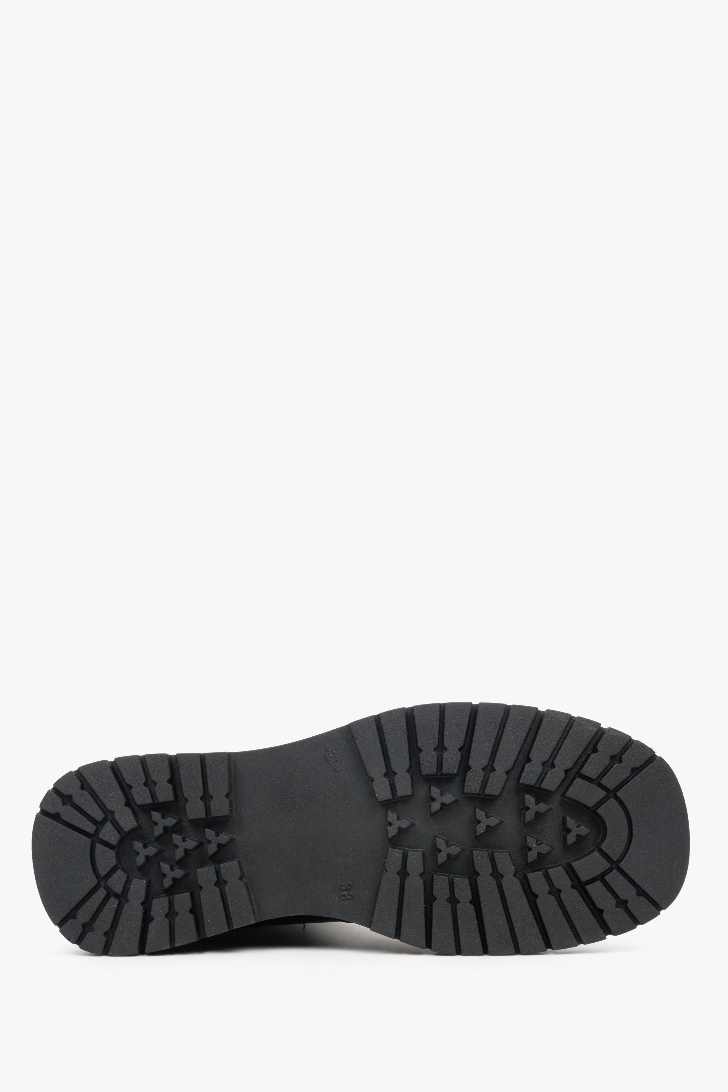 Botki damskie w kolorze czarnym na jesień ze skóry naturalnej marki Estro - zbliżenie na podeszwę buta.