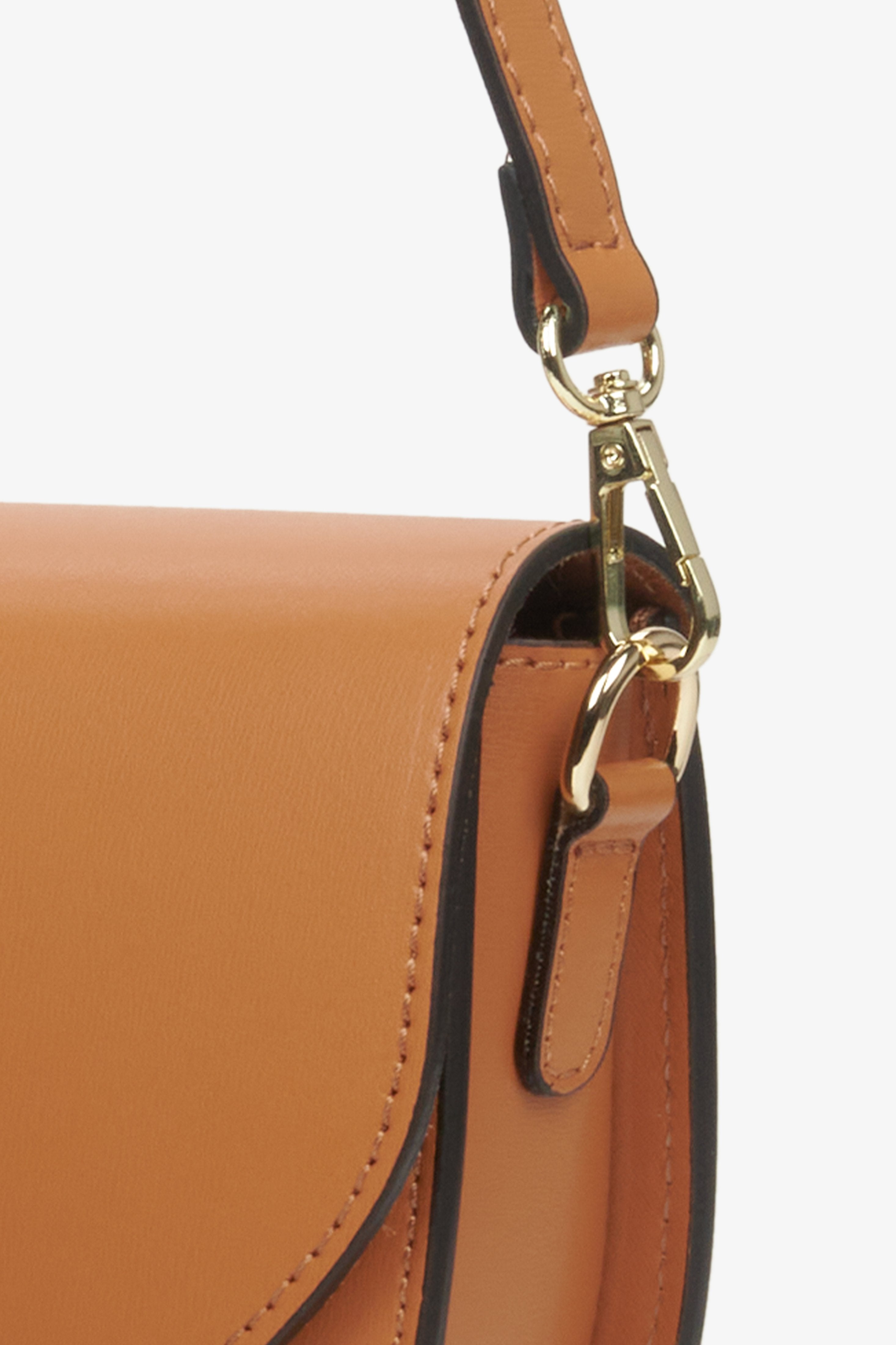 Damska torebka ze skóry naturalnej w kolorze brązowym - zbliżenie na złoty karabinek i system przeszyć torby.