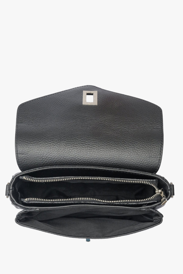 Skórzana, czarna torebka damska Estro na ramię - prezentacja wnętrza torebki.