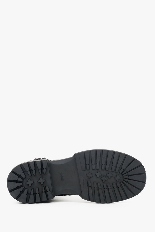 Botki zimowe damskie Estro w kolorze czarnym - zbliżenie na podeszwę buta.