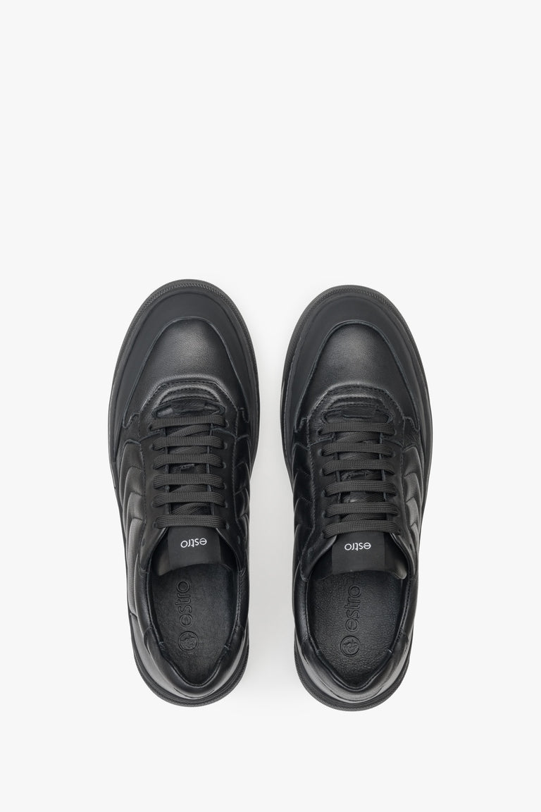 Niskie, sznurowane trampki męskie ze skóry naturalnej w kolorze czarnym marki Estro - zbliżenie na górną część butów.