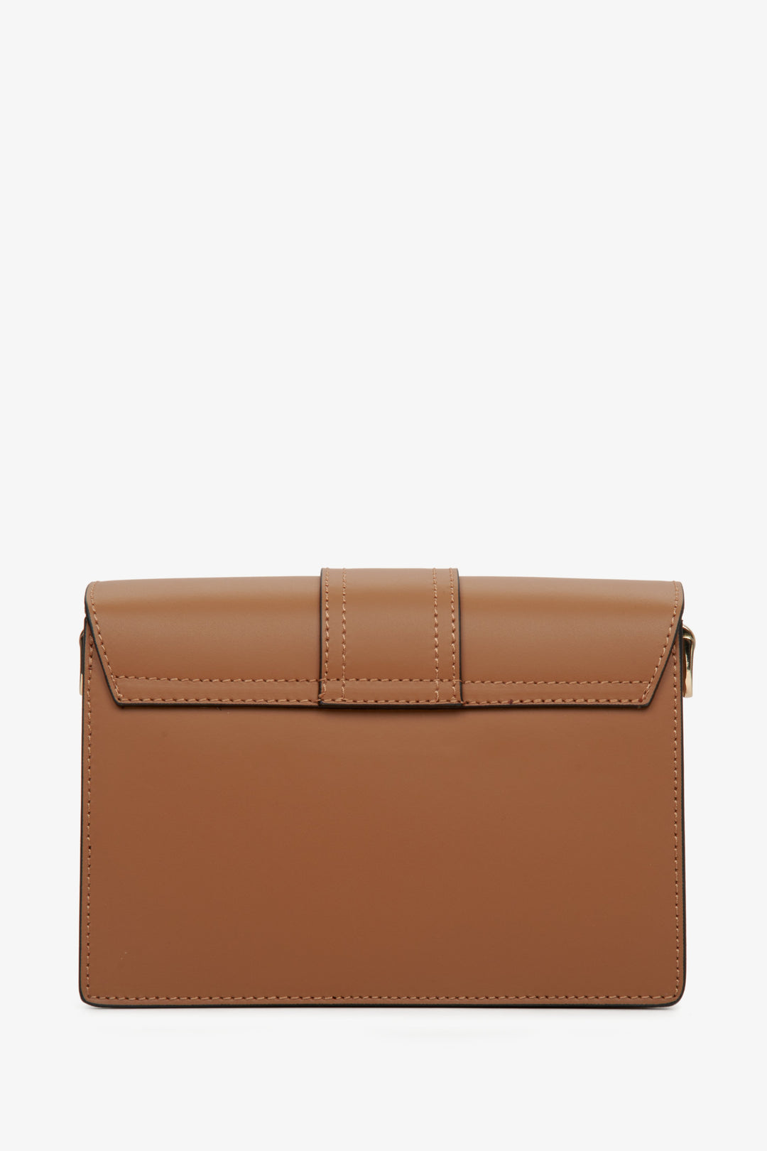 Mała, brązowa torebka damska produkcji włoskiej na ramię i z dodatkowym paskiem - zbliżenie na tył modelu.
