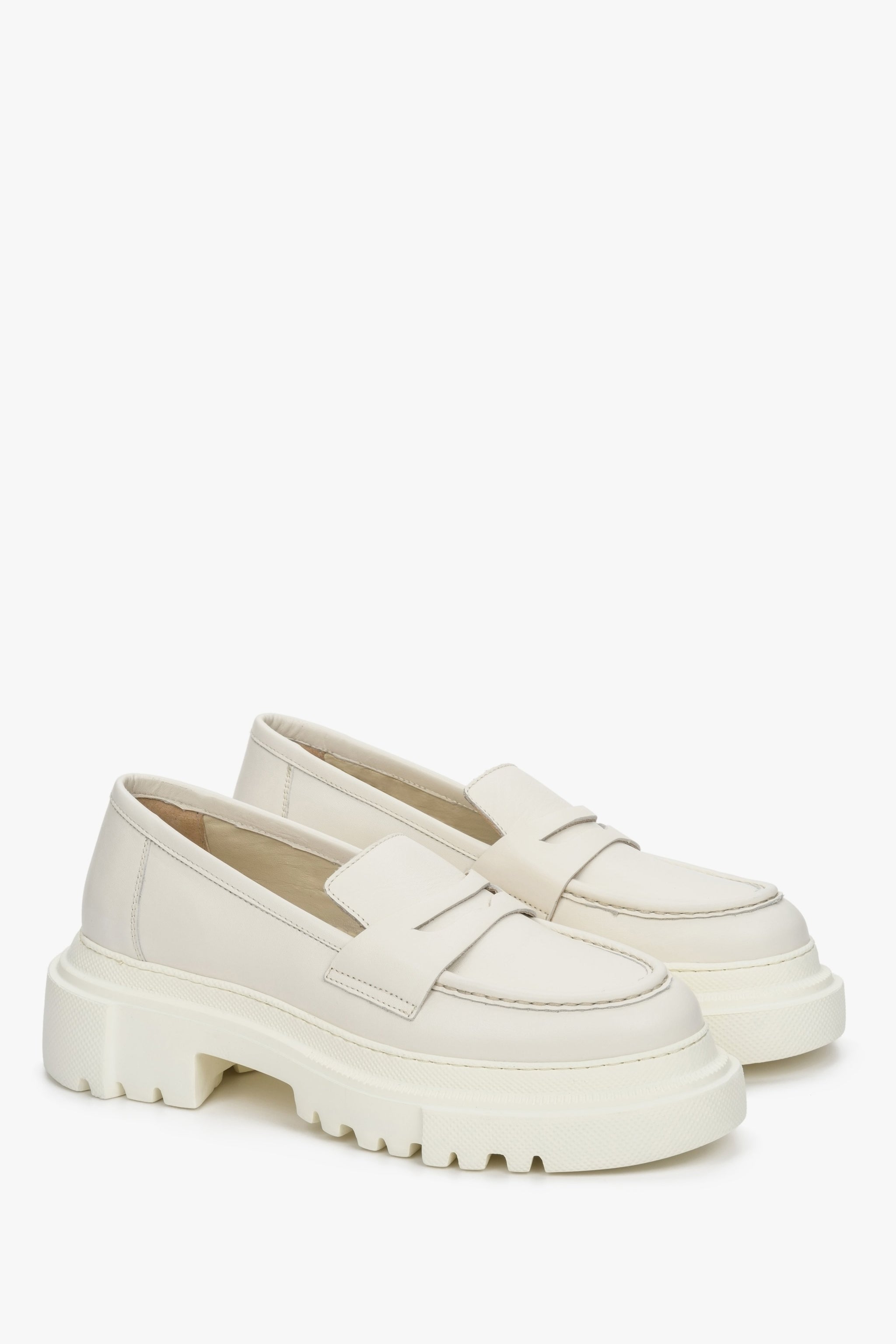 Loafersy damskie na wysokiej podeszwie, białe, marki Estro.