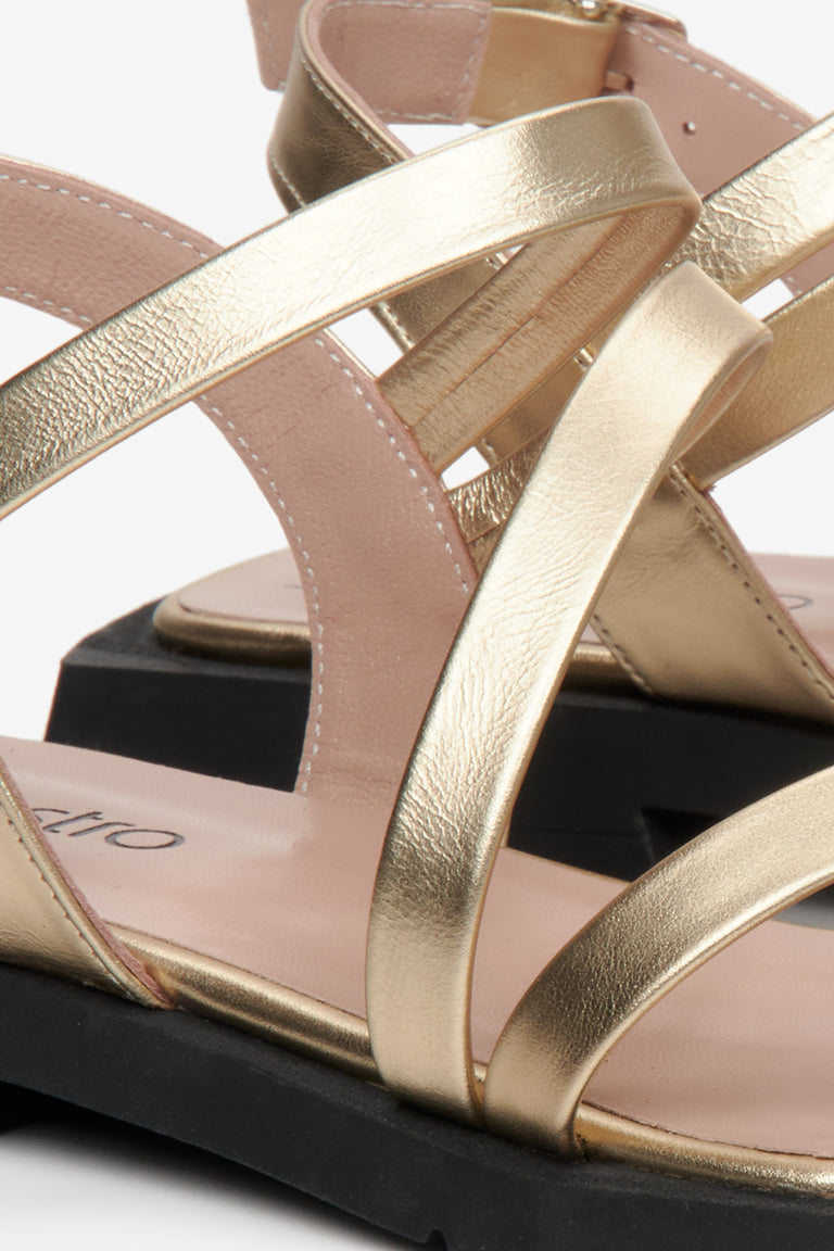 Złote sandały damskie na lato z pasków marki Estro - zbliżenie na detale.