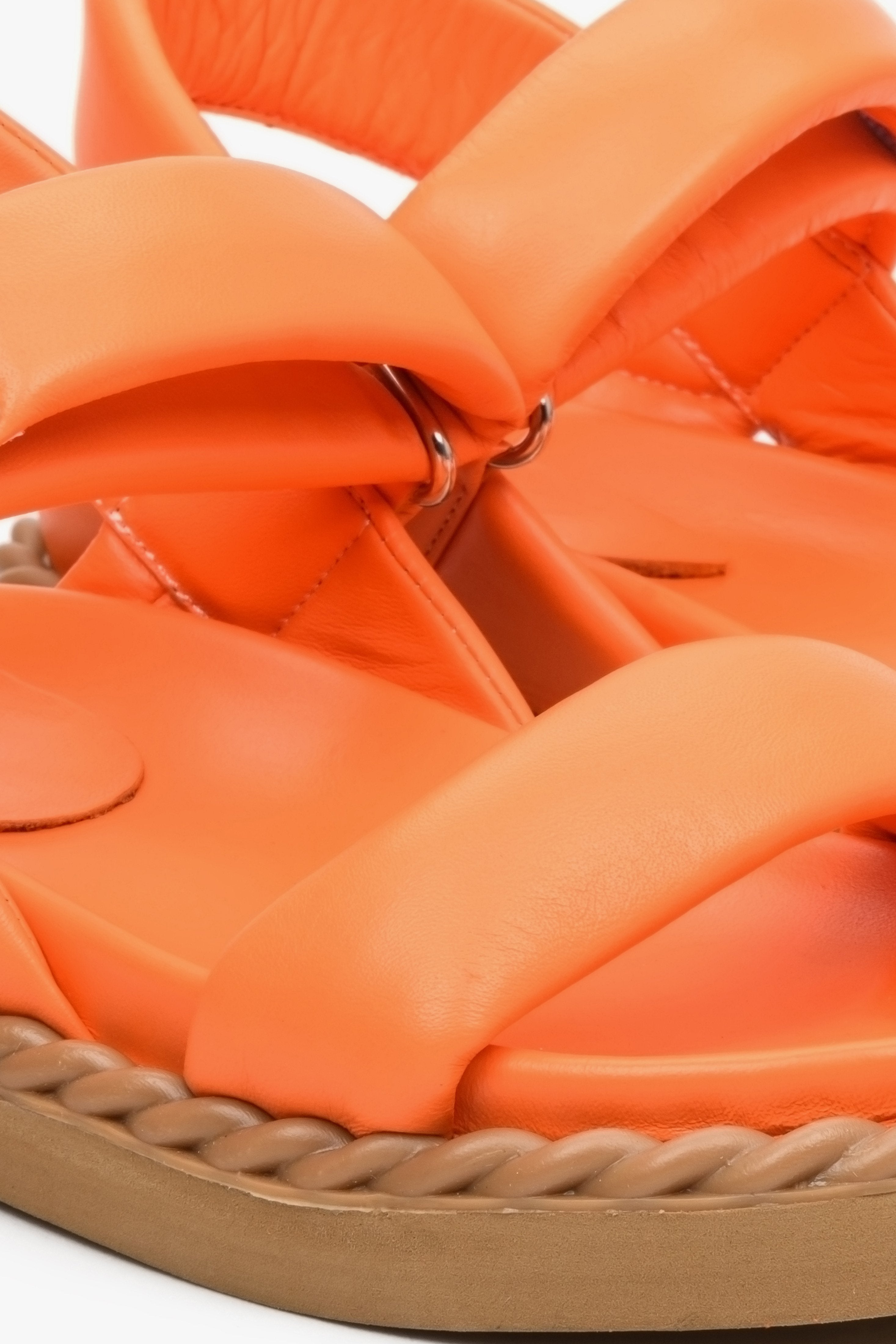 Pomarańczowe sandały damskie ze skóry naturalnej Estro - zbliżenie na detale.