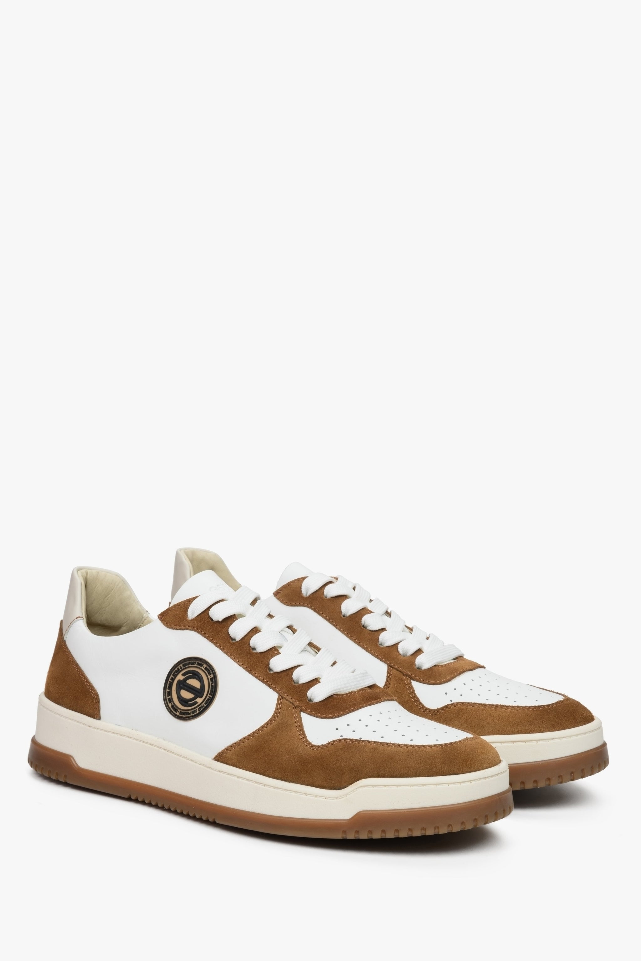Męskie sneakersy z zamszu i skóry w kolorze brązowo-białym marki Estro.