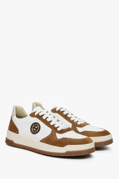 Męskie sneakersy z zamszu i skóry w kolorze brązowo-białym marki Estro.