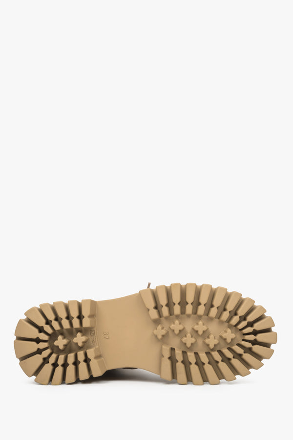 Damskie botki skórzane w kolorze brązowym na zimę marki Estro - zbliżenie na podeszwę buta.