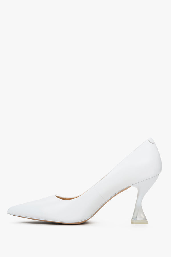 Czółenka damskie białe skórzane Estro na szpilce - profil butów.