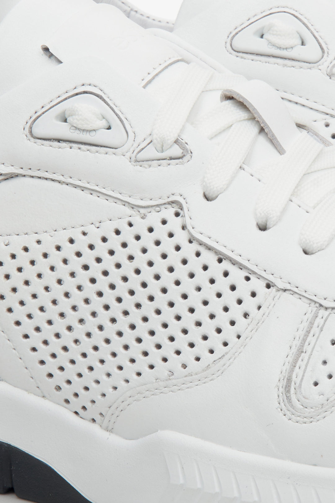Sneakersy męskie białe skórzane Estro z perforacją.