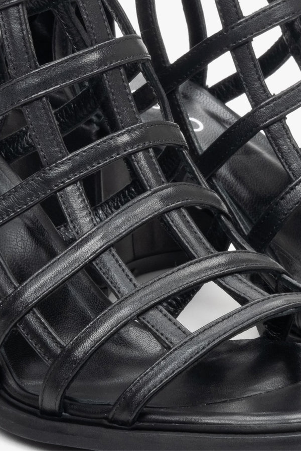 Czarne, skórzane sandały damskie na lato marki Estro z pasków, ażurowe - zbliżenie na detale obuwia.
