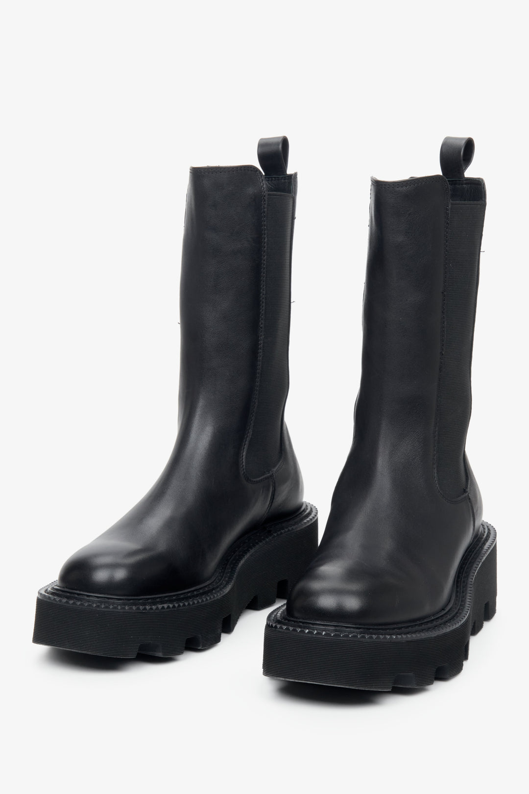Wysokie sztyblety damskie w kolorze czarnym ze skóry naturalnej marki Estro - zbliżenie na przednią część buta.