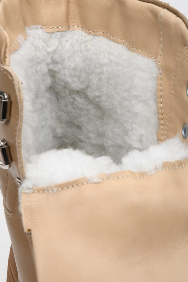 Wysokie botki zimowe damskie ze skóry naturalnej w kolorze beżowym marki Estro - podgląd wsadu buta.