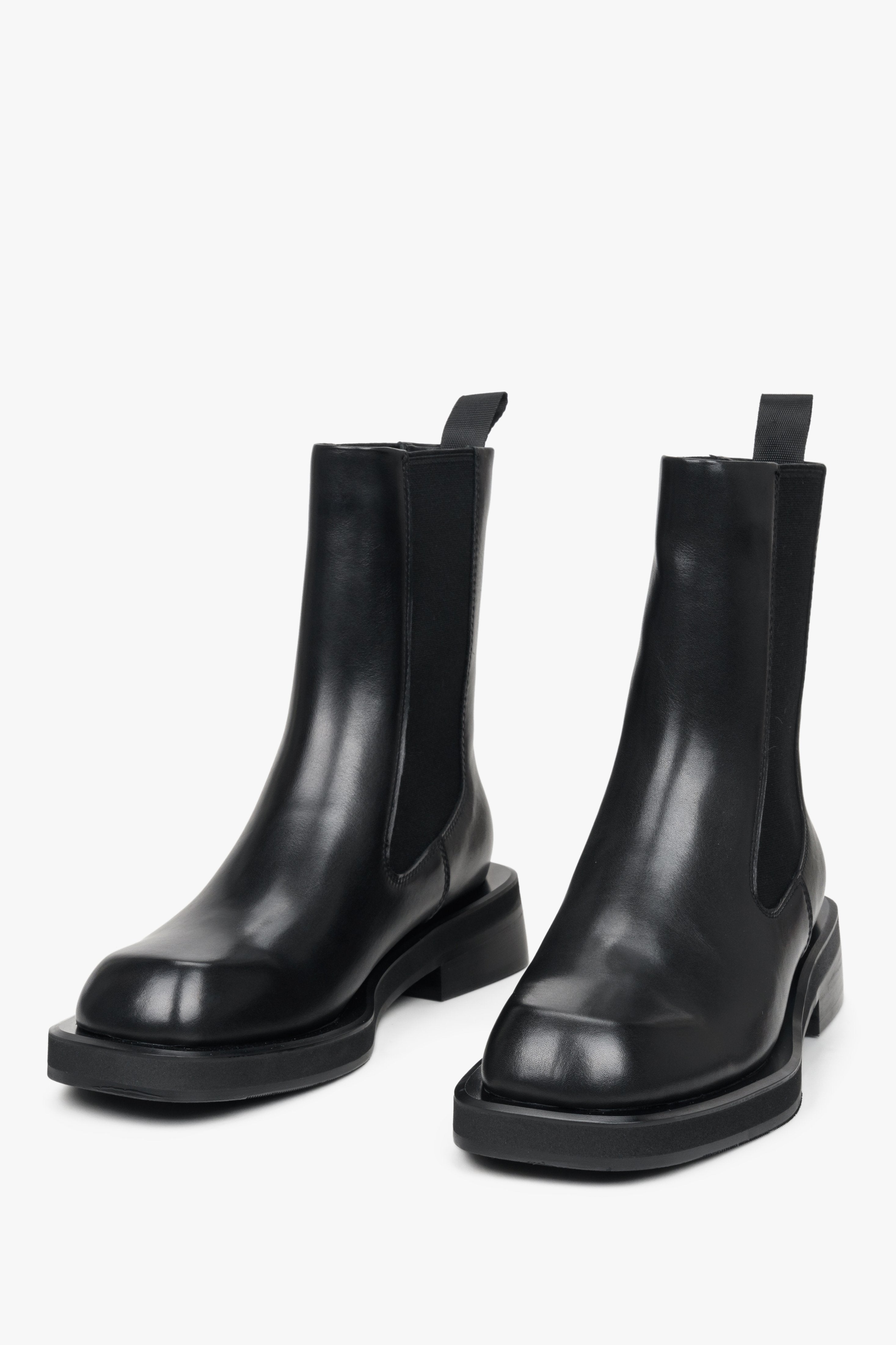 Damskie, czarne sztyblety ze skóry naturalnej marki Estro - zbliżenie na czubek obuwia.