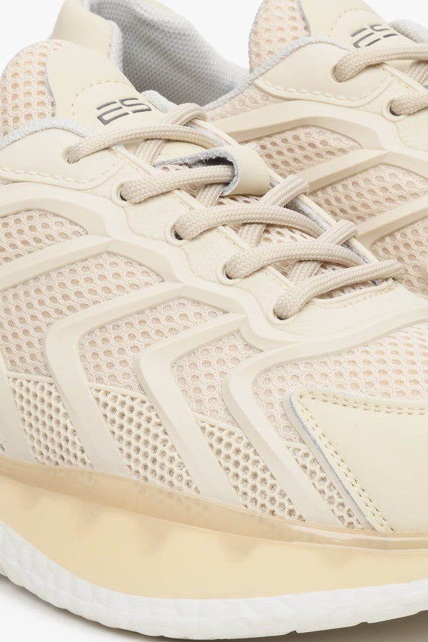 Sneakersy damskie - zbliżenie na sznurowanie i siateczkę.