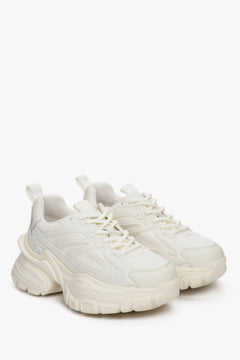 Sneakersy damskie ES 8 ze sznurowaniem w kolorze beżowym.