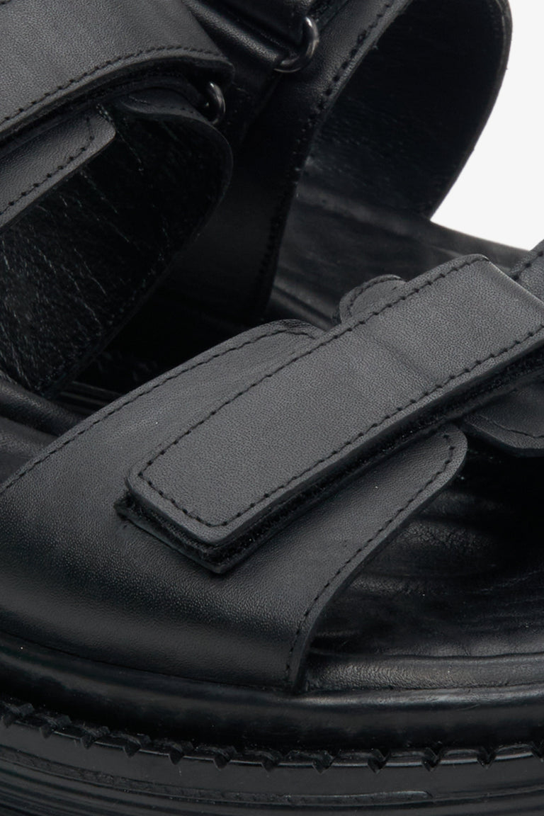 Czarne, damskie sandały Estro z naturalnej skóry licowej na elastycznej platformie - zbliżenie na system zapięć i wzmocnień.