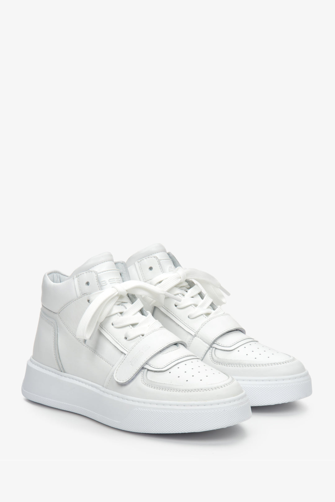Damskie, skórzane, wysokie sneakersy sportowe ze sznurowaniem i ozdobnym rzepem marki ES 8 - kolor biały.