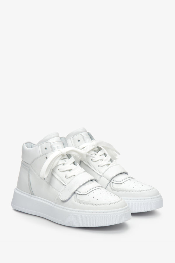 Damskie, skórzane, wysokie sneakersy sportowe ze sznurowaniem i ozdobnym rzepem marki ES 8 - kolor biały.