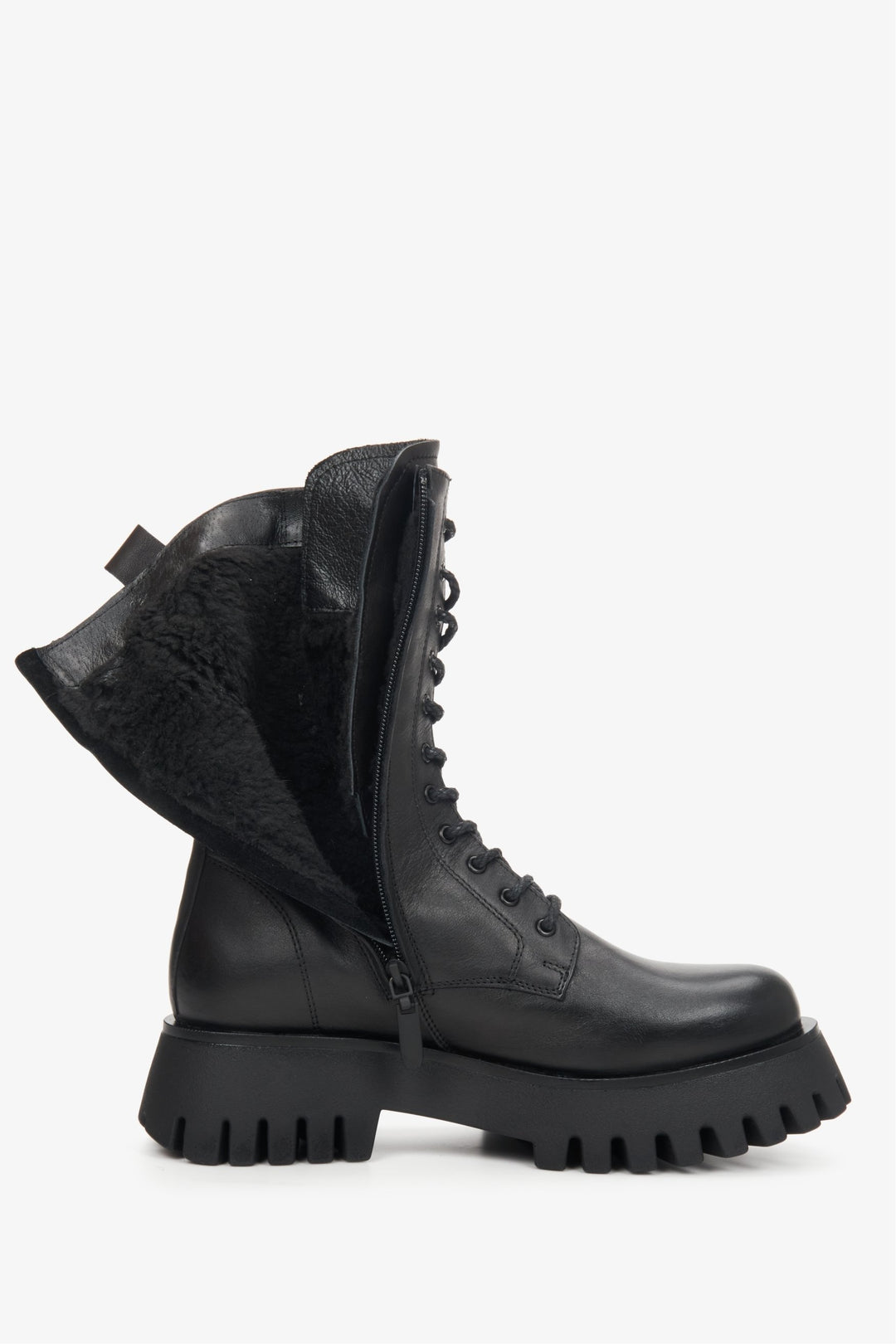 Wysokie botki sznurowane ze skóry naturalnej w kolorze czarnym marki Estro - zbliżenie na wypełnienie buta.