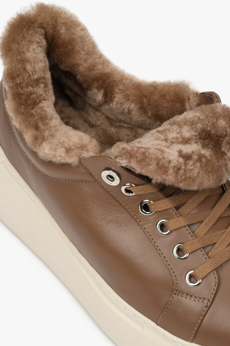 Trampki brązowe skórzane z ociepleniem na zimę. Marka Estro - zbliżenie na futrzany wsad buta.