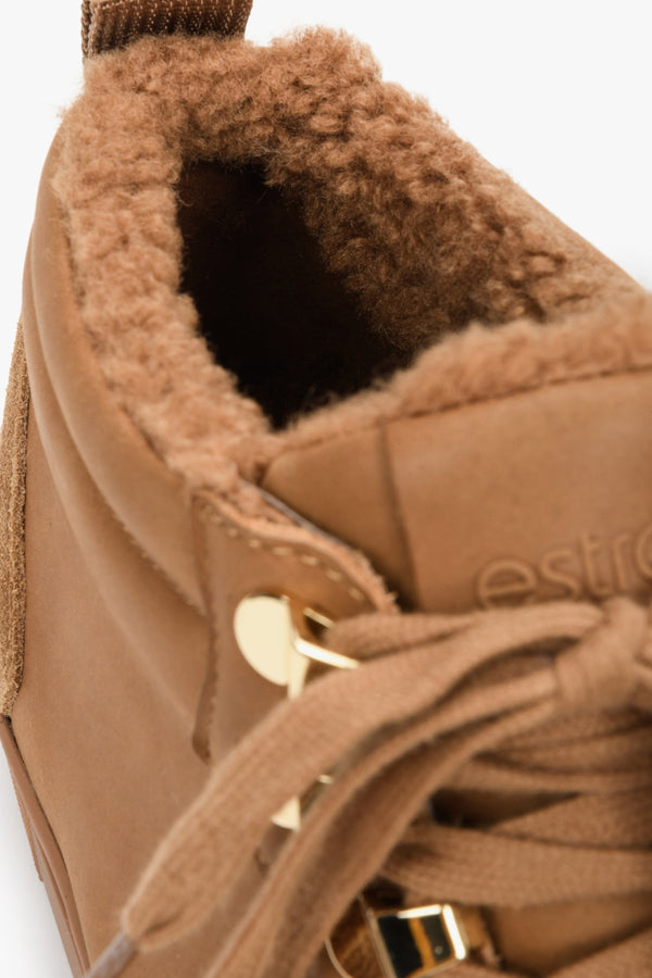 Damskie nubukowe sneakersy na zimę w kolorze brązowym Estro - zbliżenie na wsad obuwia.