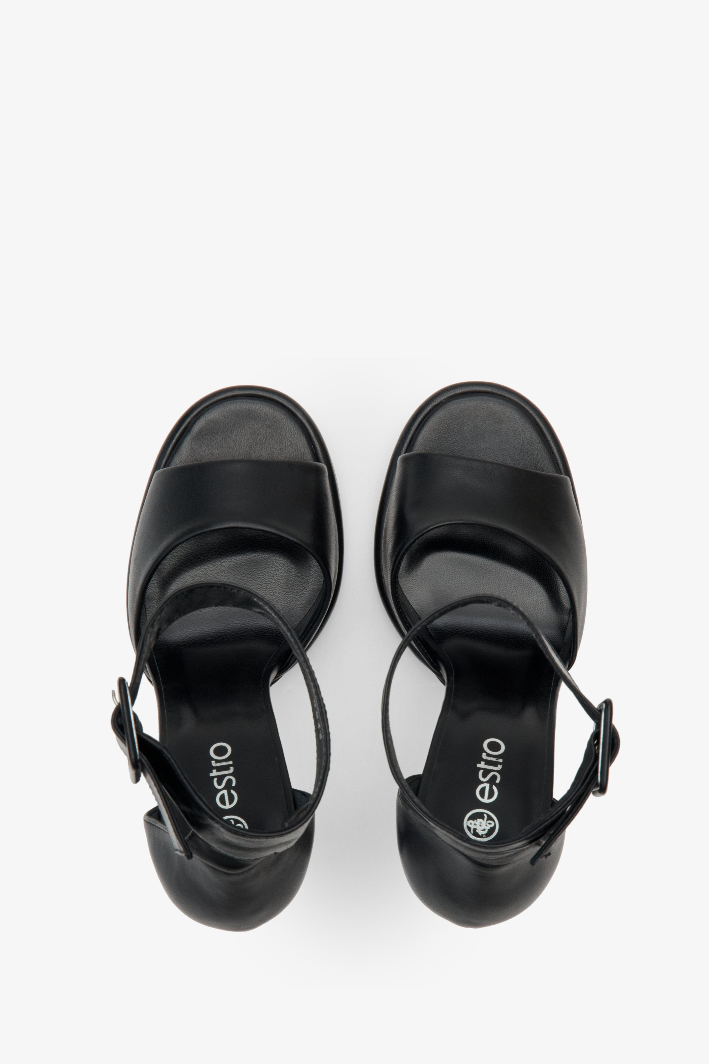 Damskie, lekkie sandały na szpilce zapinane na kostce Estro ze skóry naturalnej - prezentacja obuwia z góry w kolorze czarnym.