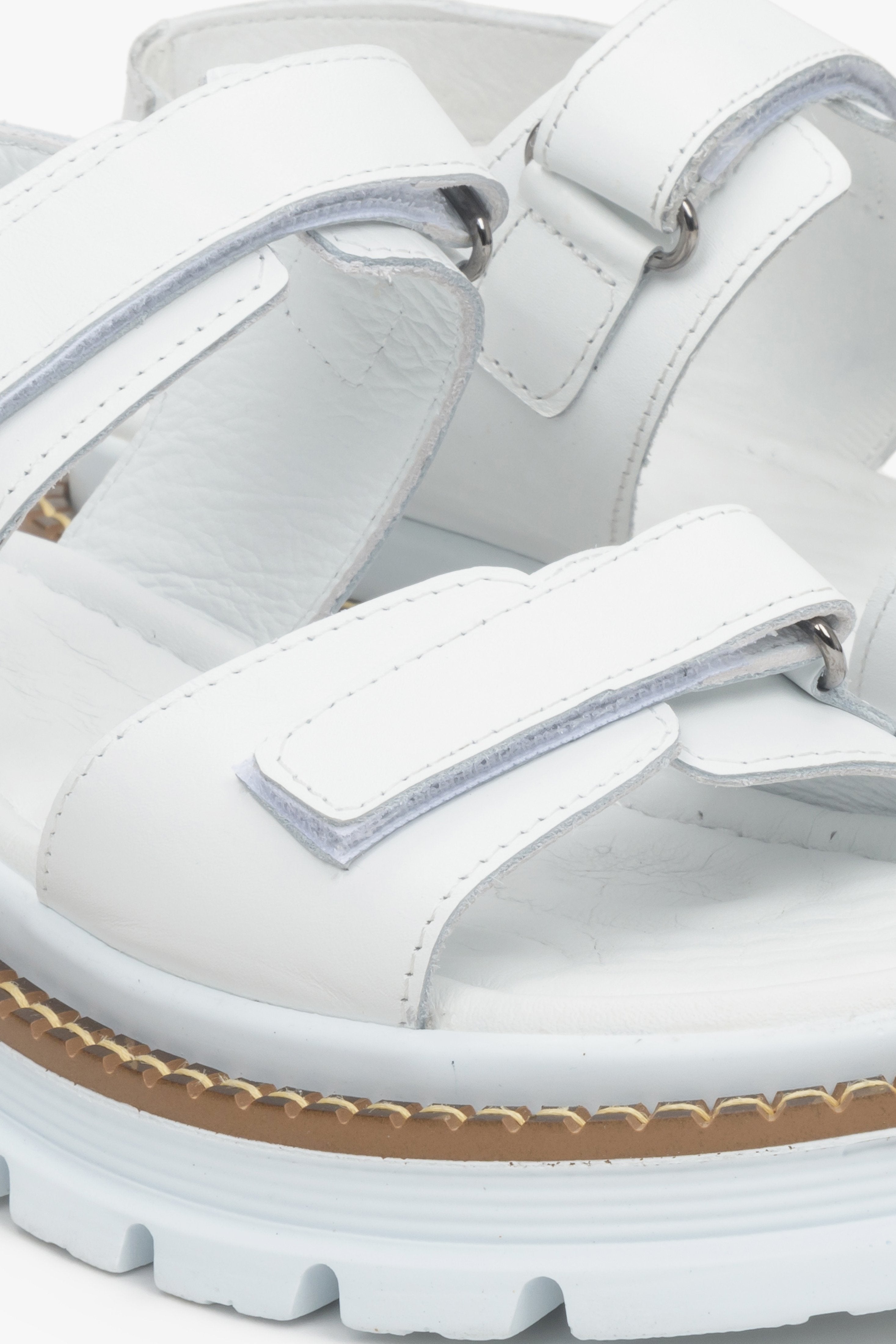 Białe, damskie sandały Estro z naturalnej skóry licowej na elastycznej platformie - zbliżenie na system zapięć i wzmocnień.
