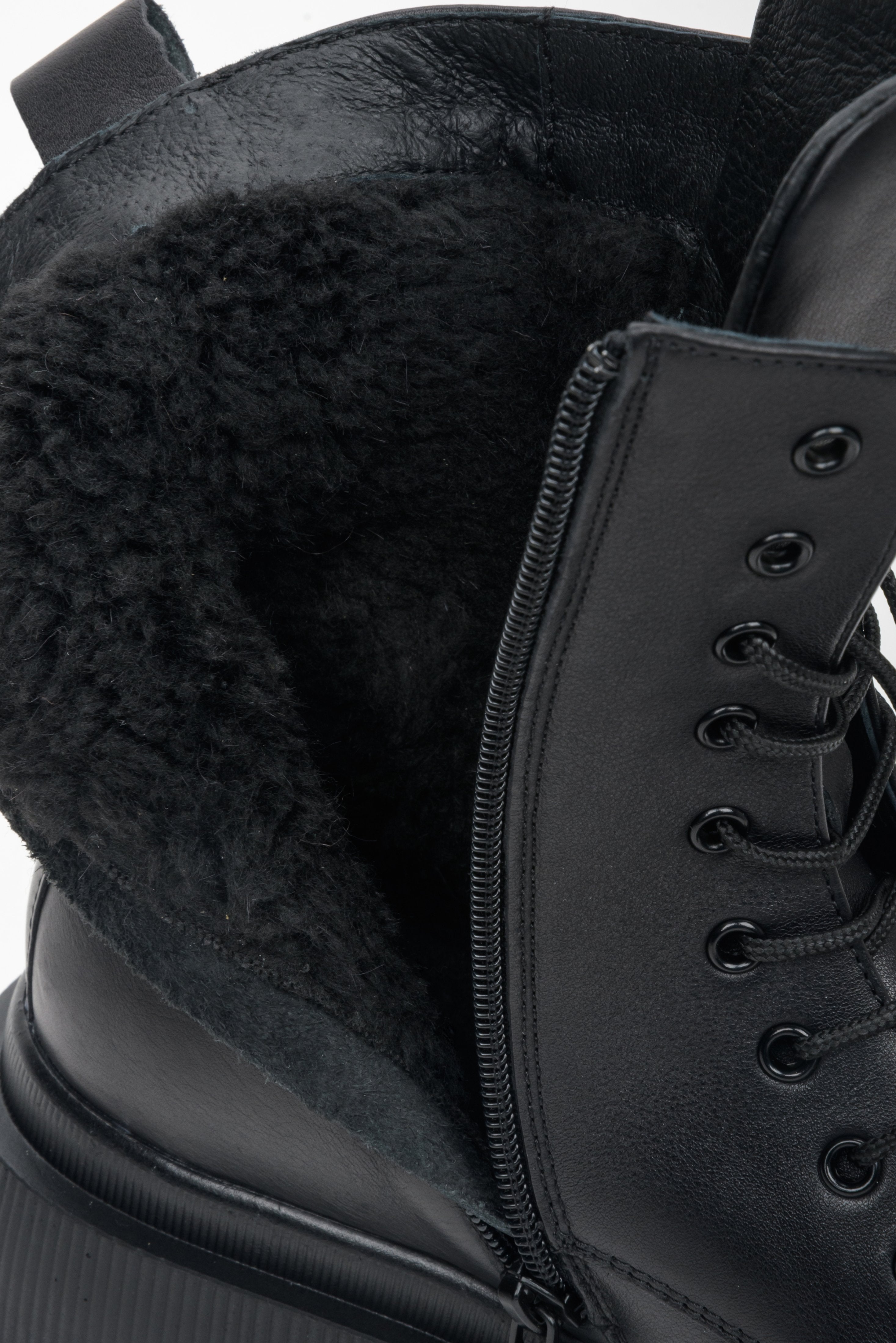 Damskie botki zimowe ze skóry naturalnej w kolorze czarnym ze sznurowaniem i suwakiem marki Estro - zbliżenie na wypełnienie buta.